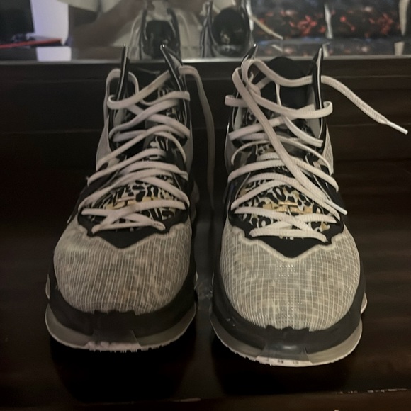 LeBron 19 White/Metallic gold-black main image 7